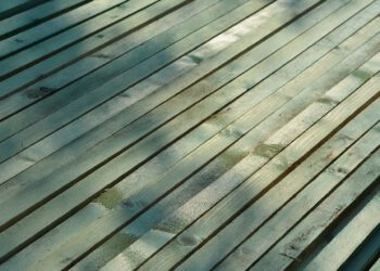 Terrasse ohne Hochdruckreiniger & Kärcher reinigen (Tipps)